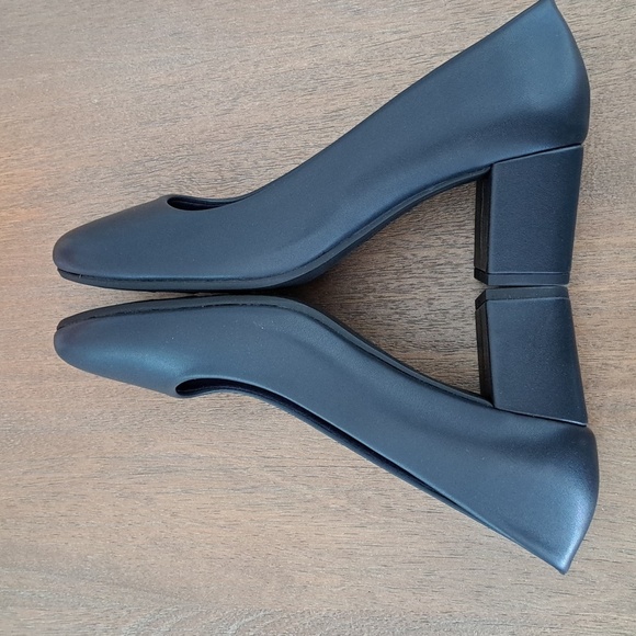 Easy Street Proper Women's High Heels - Color: Navy - Size: 8.5 W - Picture 7 of 9